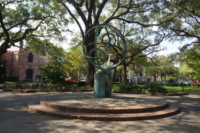 05d7f98e-e0a3-4d85-8cb7-257fe1e2c3ef-Sphere_in_the_Square_1